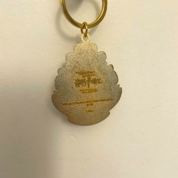 Harry Potter Hogwarts Crest Key Chain - Picture 4 of 4